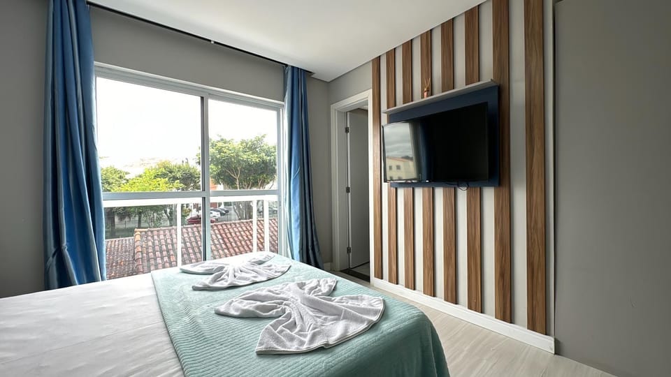 Bed, TV and multimedia, Photo of the whole room