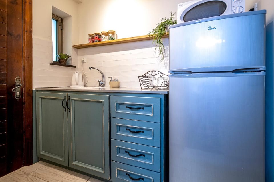 Kitchen or kitchenette, minibar