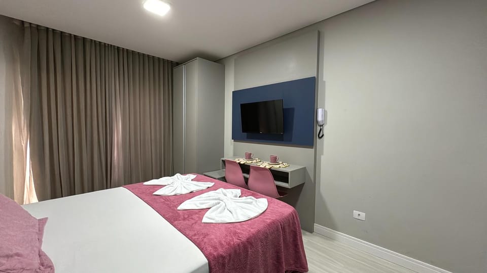 Bed, TV and multimedia, Bedroom