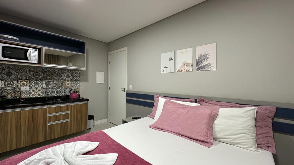 Kitchen or kitchenette, Photo of the whole room, minibar, stove