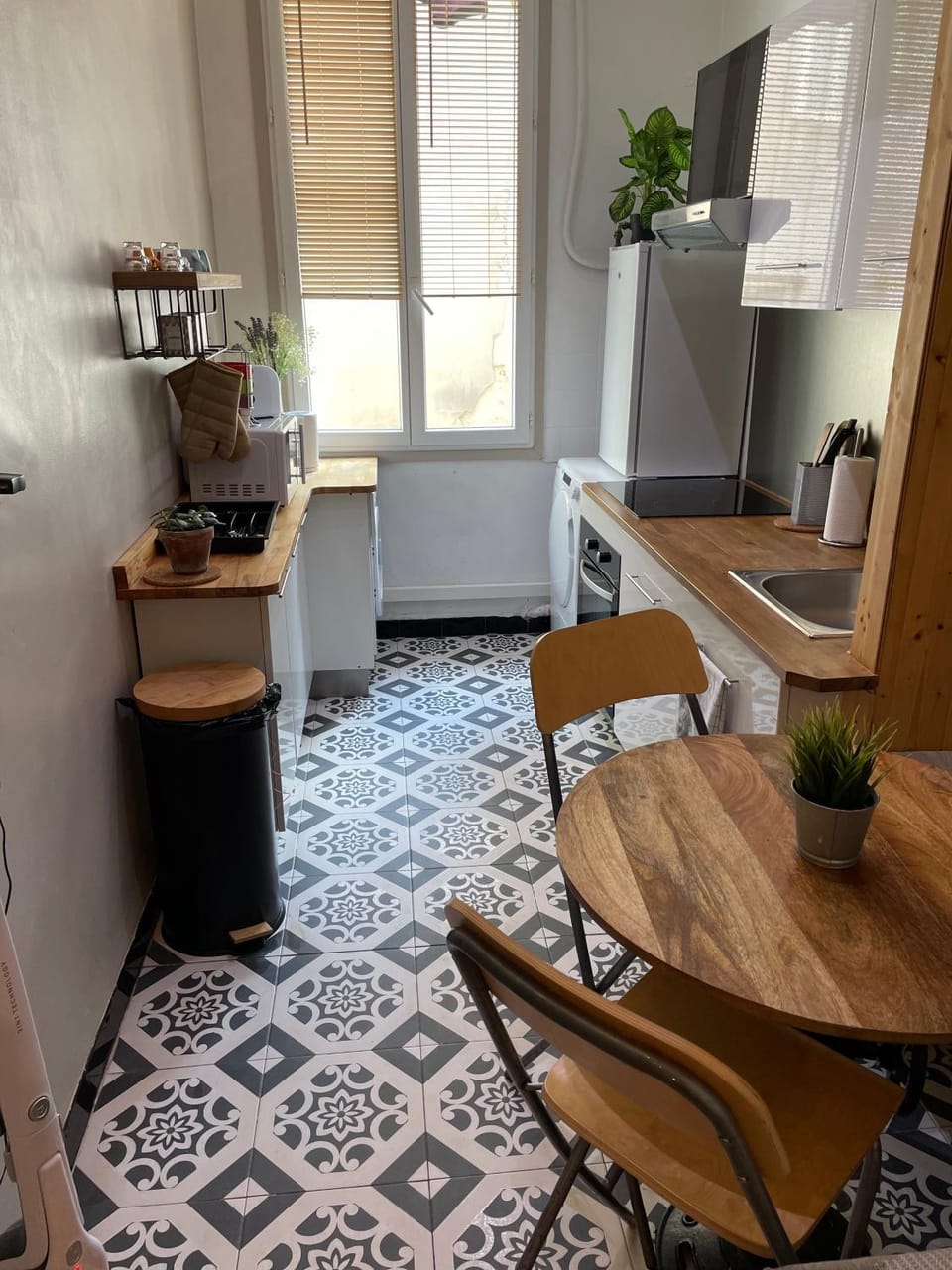 Dining area, kitchen