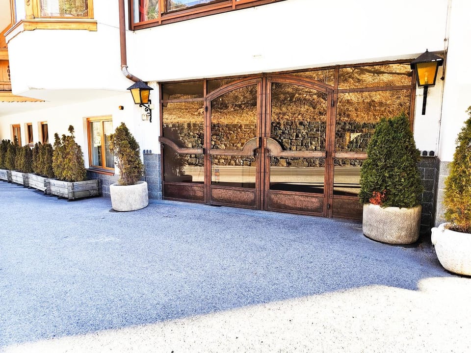 Property building, Facade/entrance