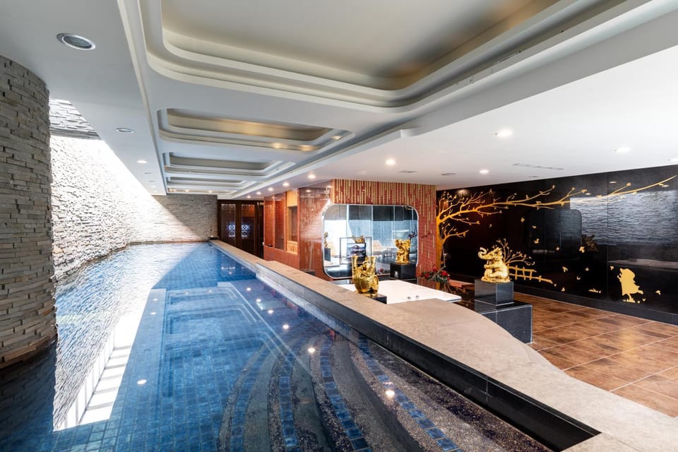 Photo of the whole room, Swimming pool