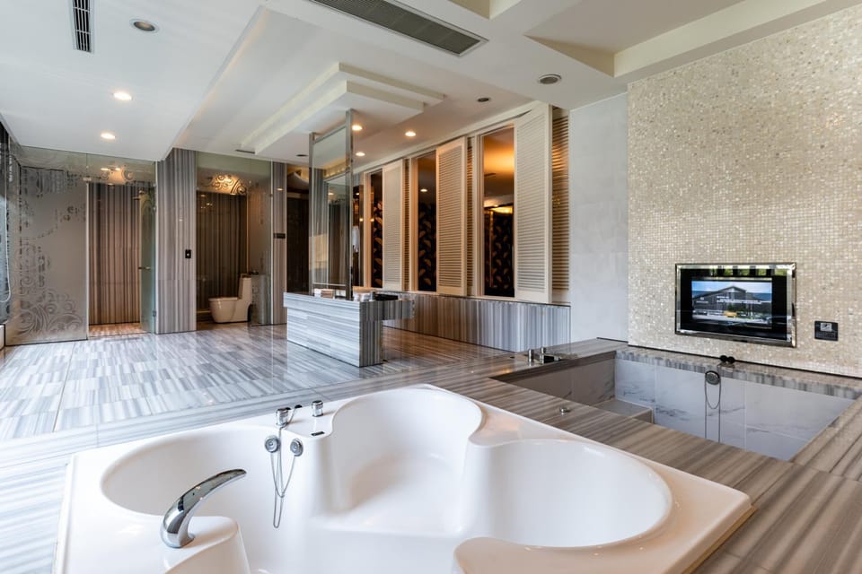 Bathroom, TV and multimedia, Bath