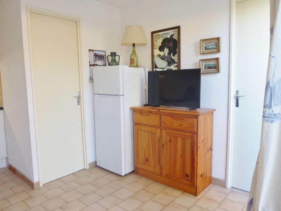 Appartement T2 cabine avec grande terrasse, proche plage, parking et équipements complets - FR-1-387-165 Cabin in Marseillan