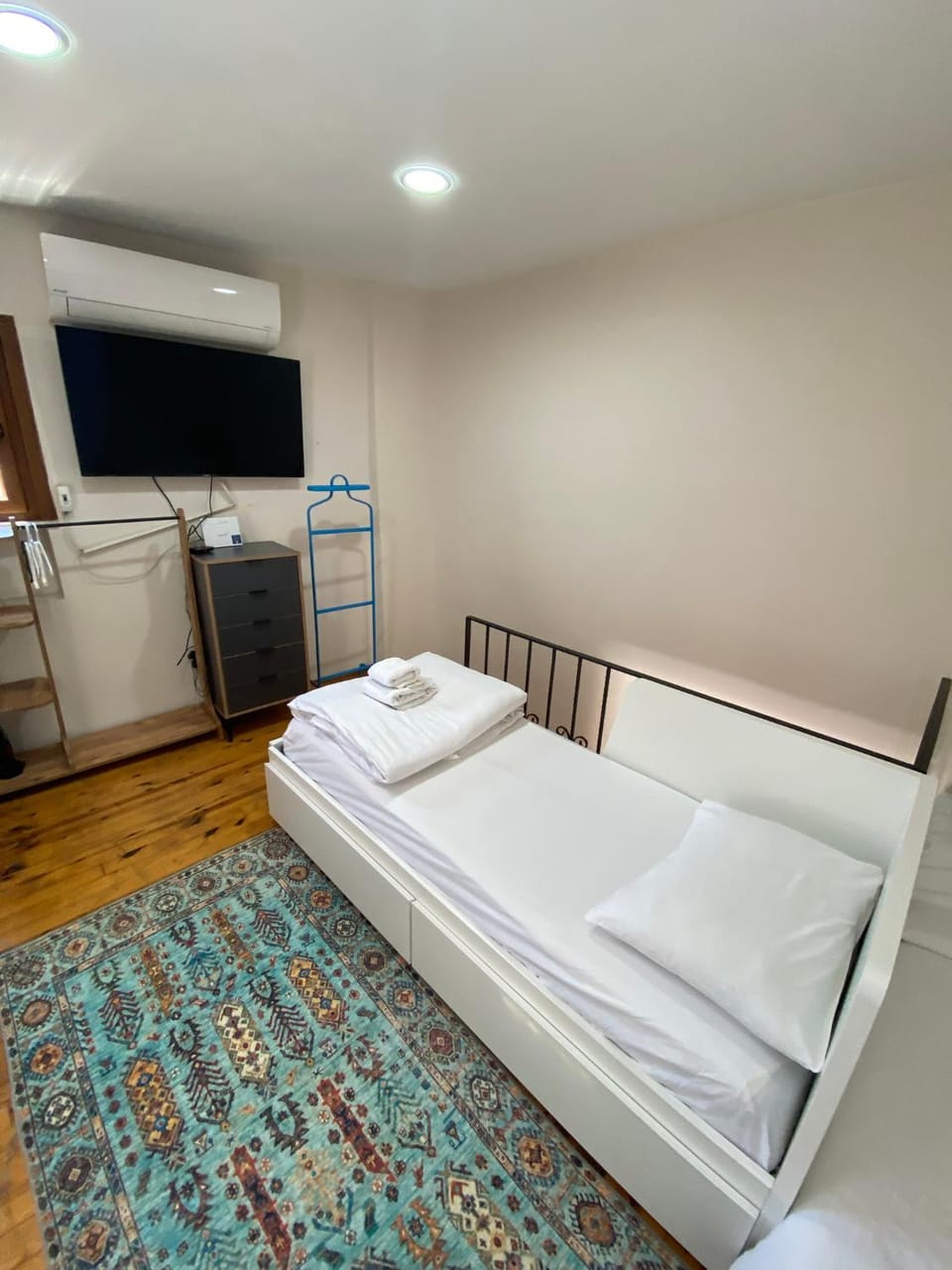 Bed, TV and multimedia, Bedroom, towels, air conditioner