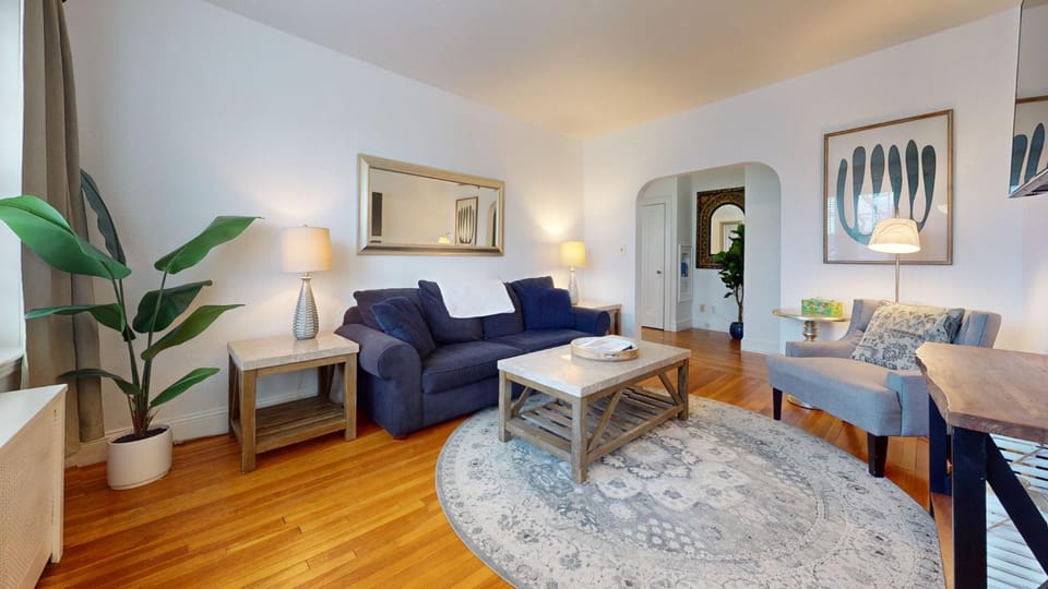 Steps to public transport, Boston Coll, Roof Deck Apartment in Brookline