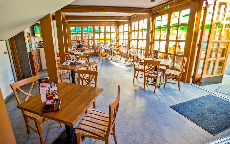 Property building, Communal lounge/ TV room, Garden, Lounge or bar, Banquet/Function facilities, Food, Drinks, Alcoholic drinks, Non alcoholic drinks, Facility for disabled guests