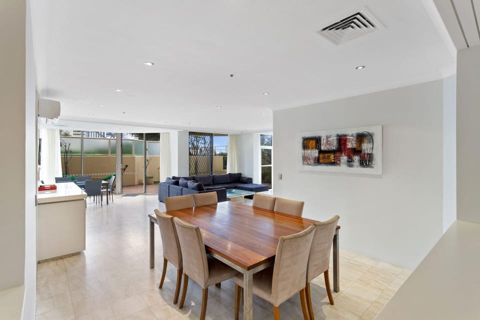 Spacious 3 Bedroom Family Apartment - CoastHM Apartment in Surfers Paradise