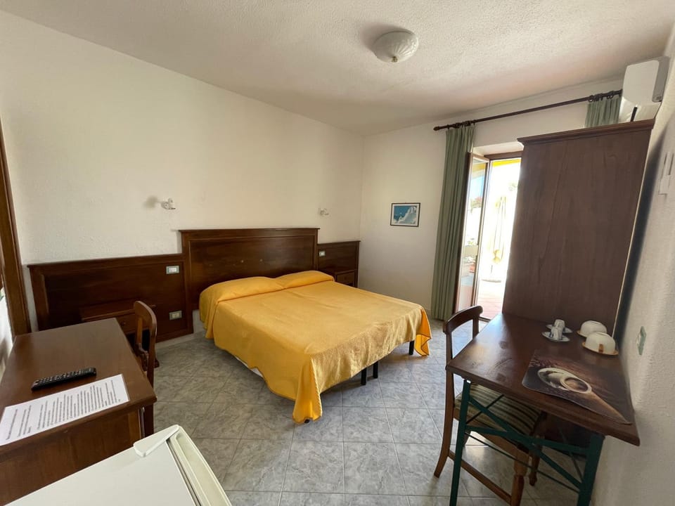 Bed, Living room, Photo of the whole room, Seating area, Bedroom