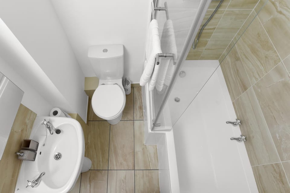 Shower, Toilet, Bathroom, Bath, towels