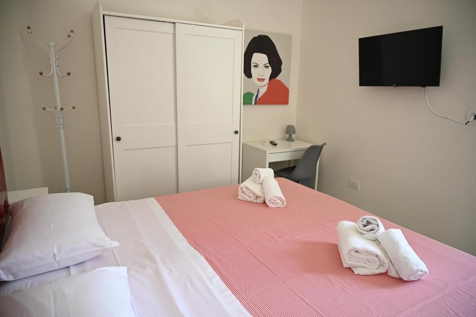 Bed, TV and multimedia, Photo of the whole room, Bedroom, towels, wardrobe