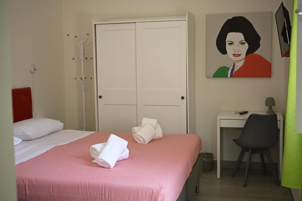 Bed, Photo of the whole room, Bedroom, towels