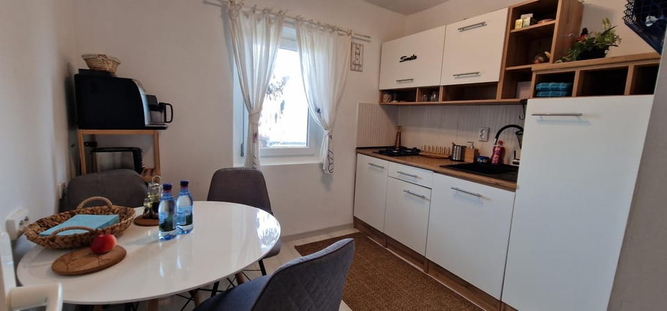 Kitchen or kitchenette, Dining area, minibar