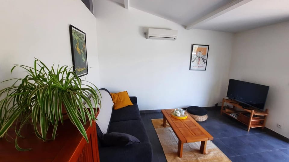 Communal lounge/ TV room, TV and multimedia, Living room, Seating area, air conditioner