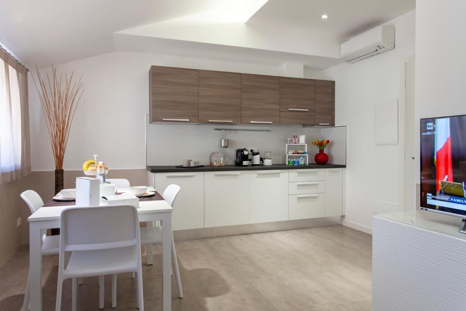 TV and multimedia, Coffee/tea facilities, Kitchen or kitchenette, Breakfast, minibar, pet friendly