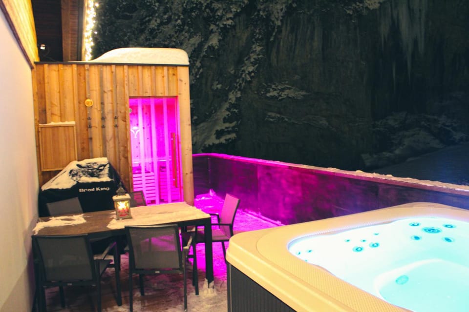 Hot Tub, Sauna, Balcony/Terrace