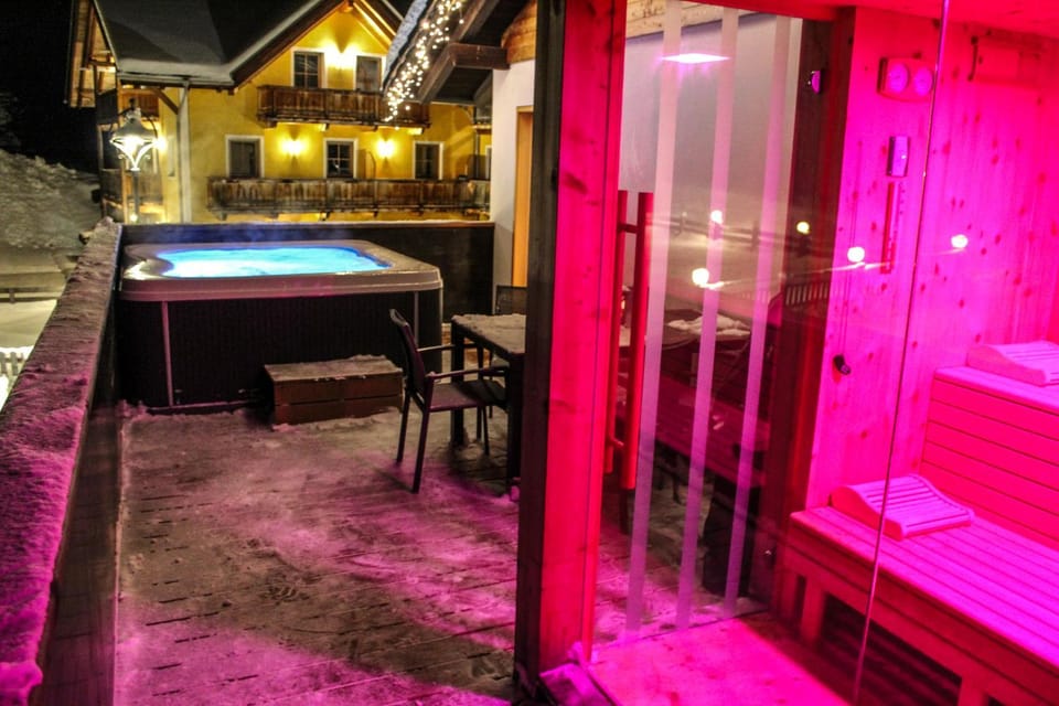 Hot Tub, Sauna, Balcony/Terrace