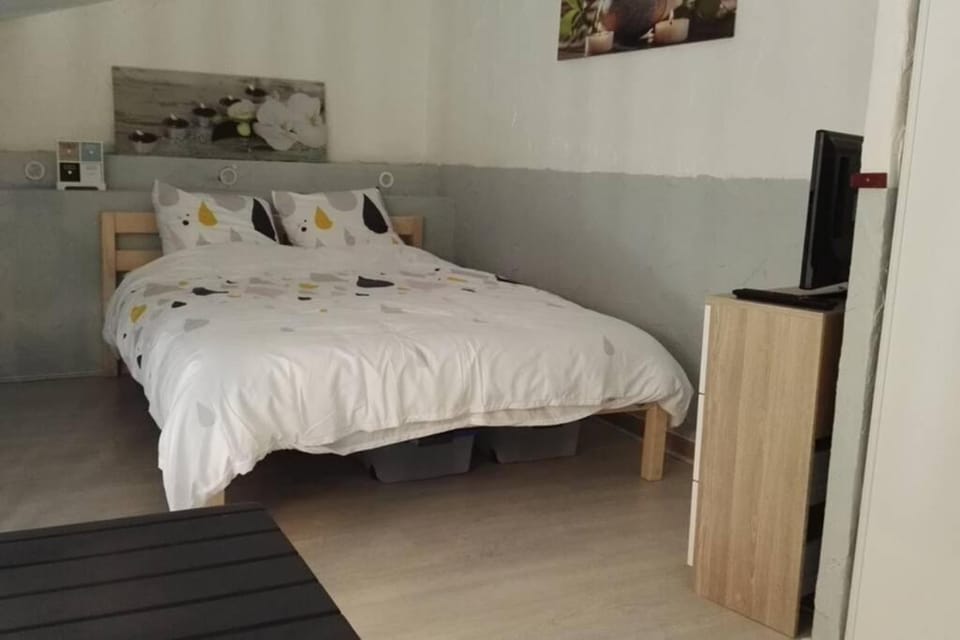 Photo of the whole room, Bedroom