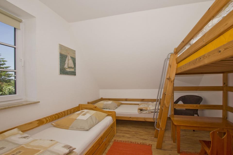 Bedroom, bunk bed