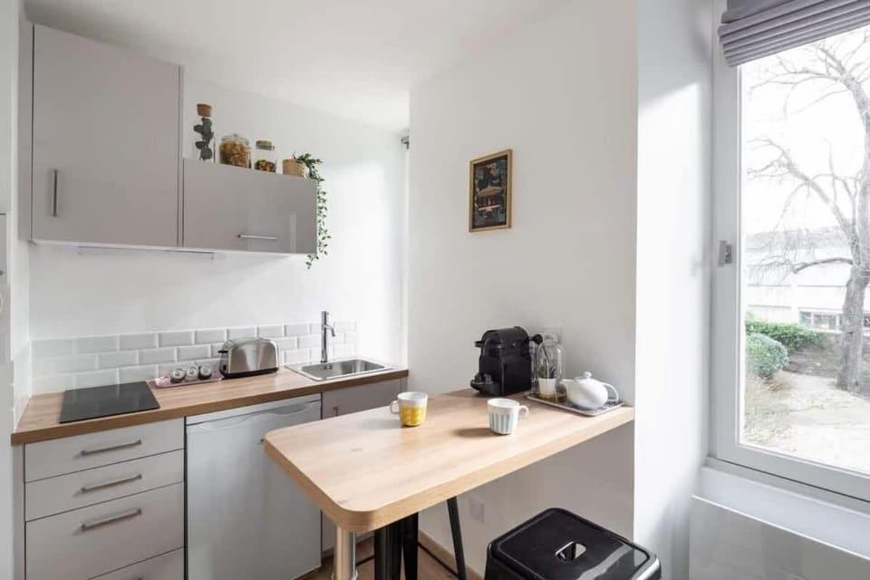 Coffee/tea facilities, Kitchen or kitchenette, Dining area, stove, toaster
