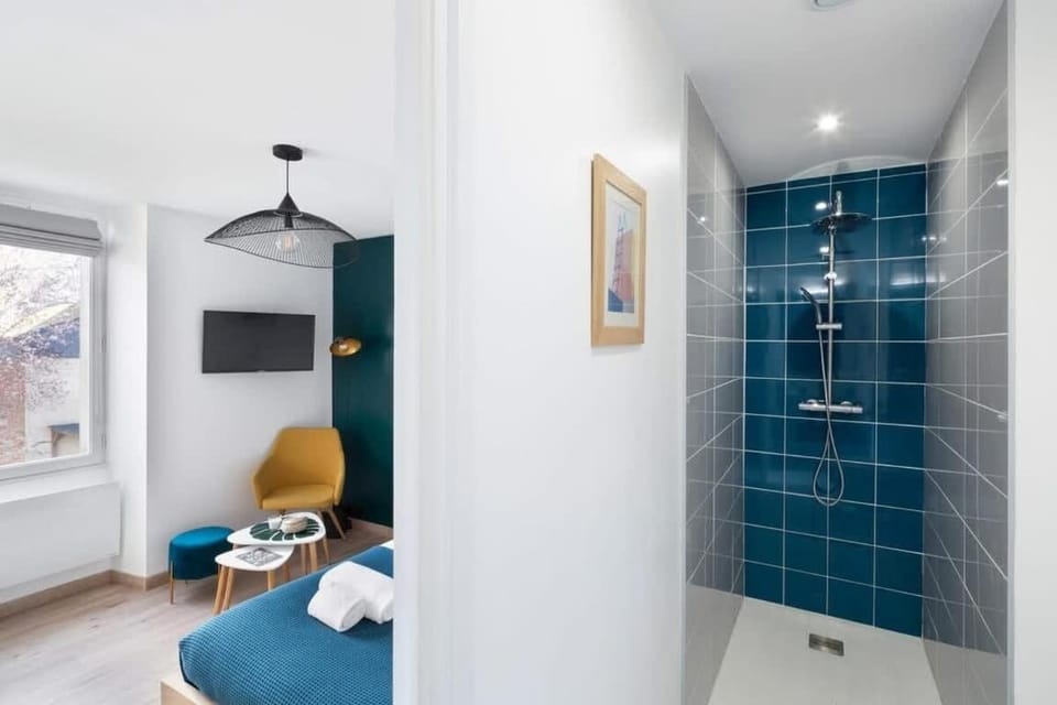 Shower, Bathroom, TV and multimedia, towels