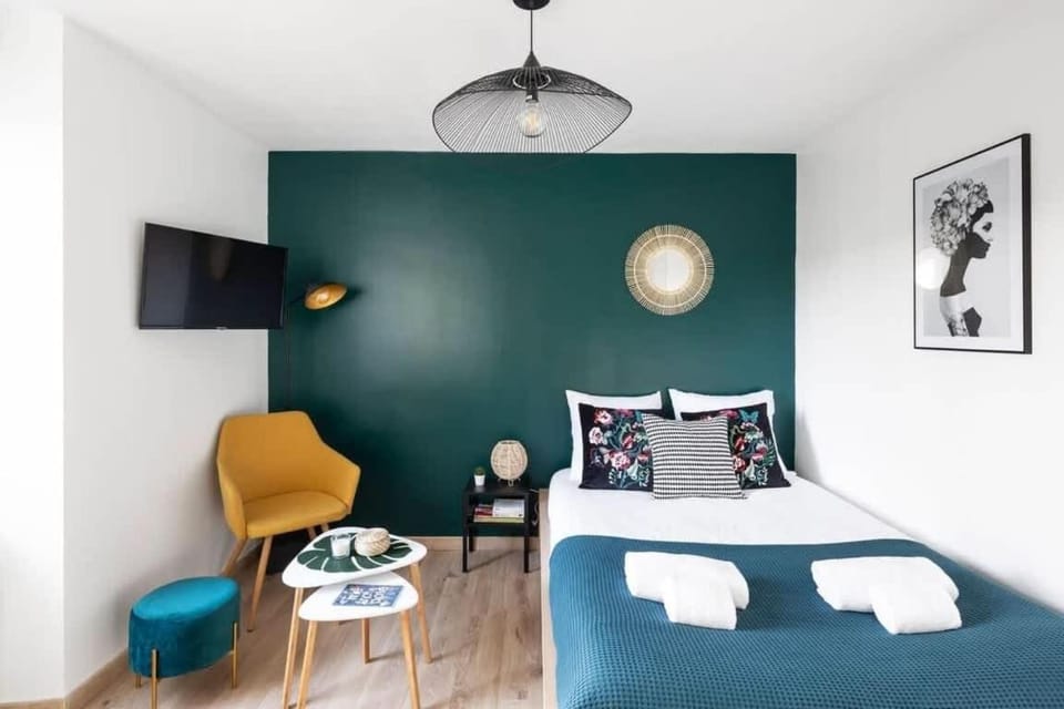 Bed, TV and multimedia, Living room, Photo of the whole room, Seating area, Bedroom