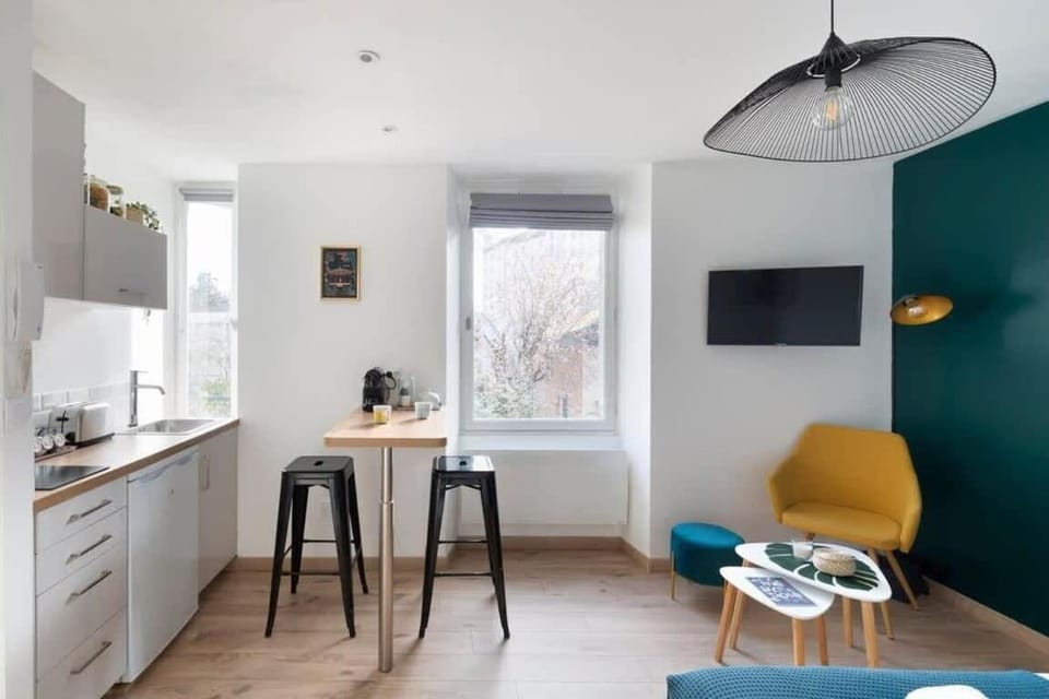 TV and multimedia, Kitchen or kitchenette, Living room, Seating area, Dining area, stove