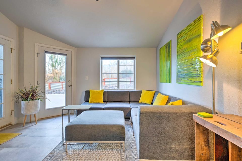 11 Mi to Dtwn Phoenix! Mtn-View Retreat w/ Hot Tub House in Laveen Village