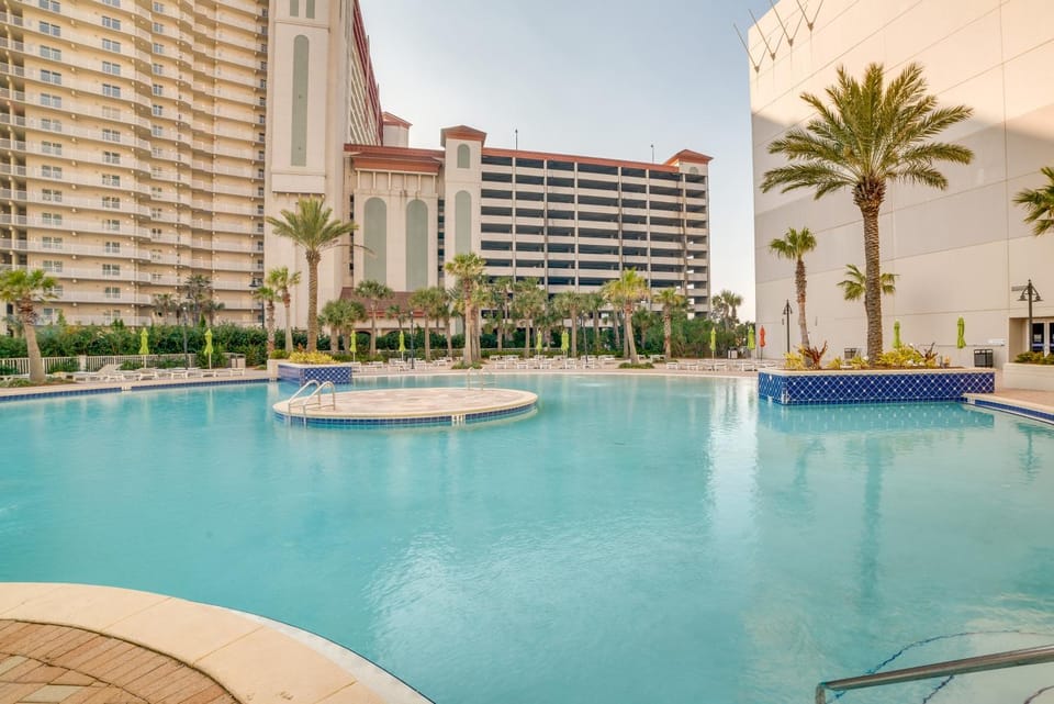 'Ocean Oasis' PCB Condo w/ Balcony & Beach Views! House in Long Beach
