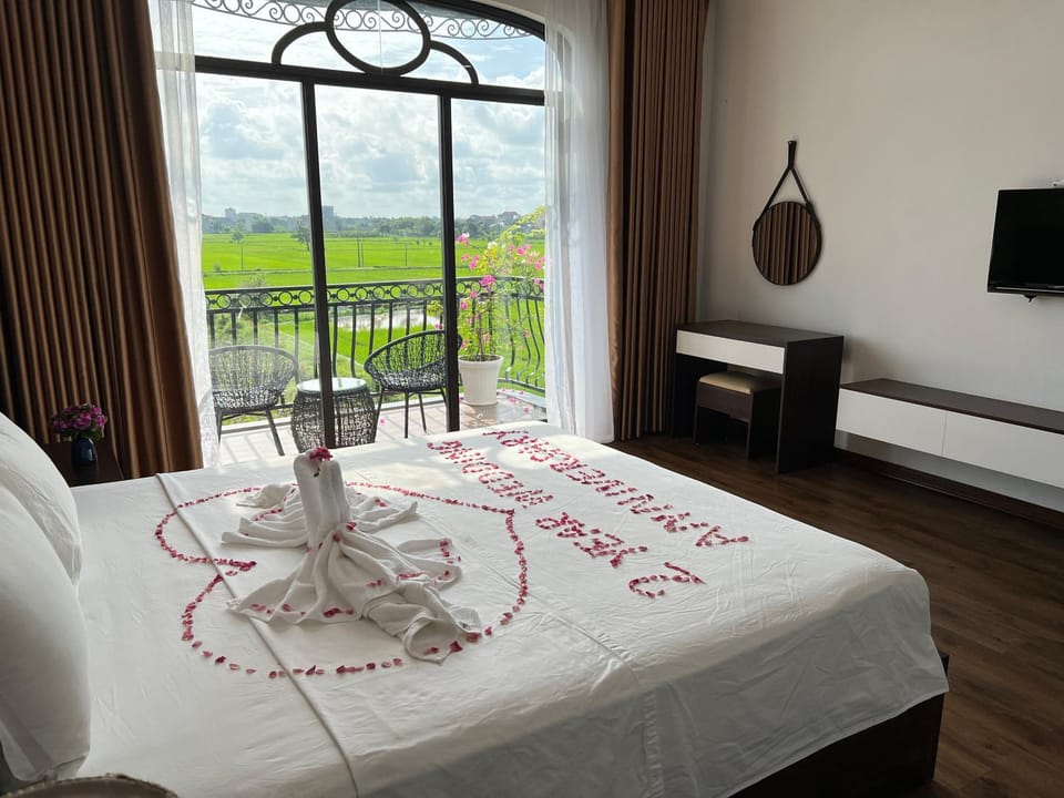 Bed, Natural landscape, TV and multimedia, Bedroom