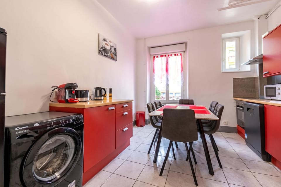 Kitchen or kitchenette, Dining area, dishwasher, oven, stove, toaster, washing machine