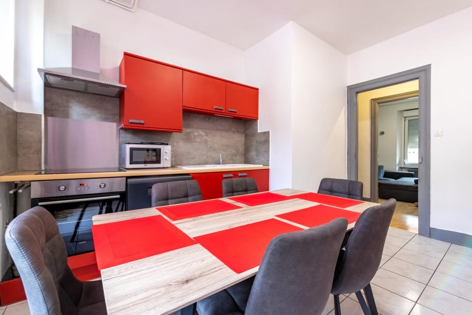 Kitchen or kitchenette, Dining area, oven, stove