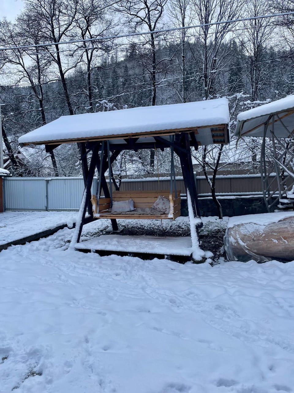 Садиба BETWEEN MOUNTAINS House in Ukraine