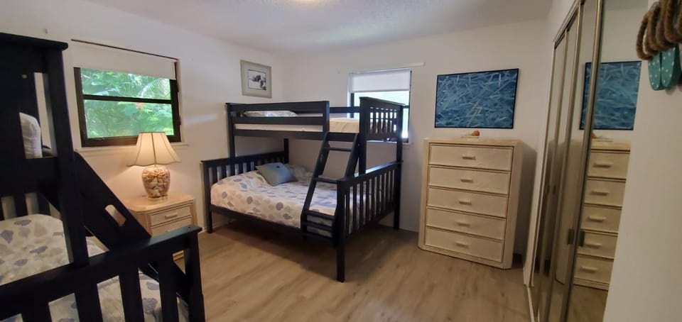Bedroom, bunk bed