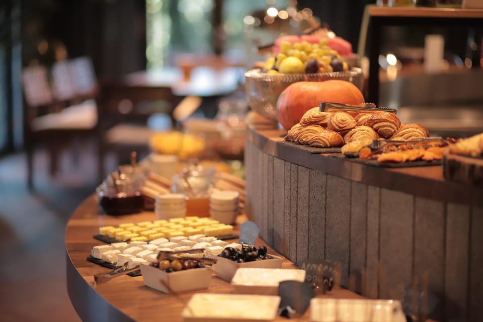 Restaurant/places to eat, Buffet breakfast