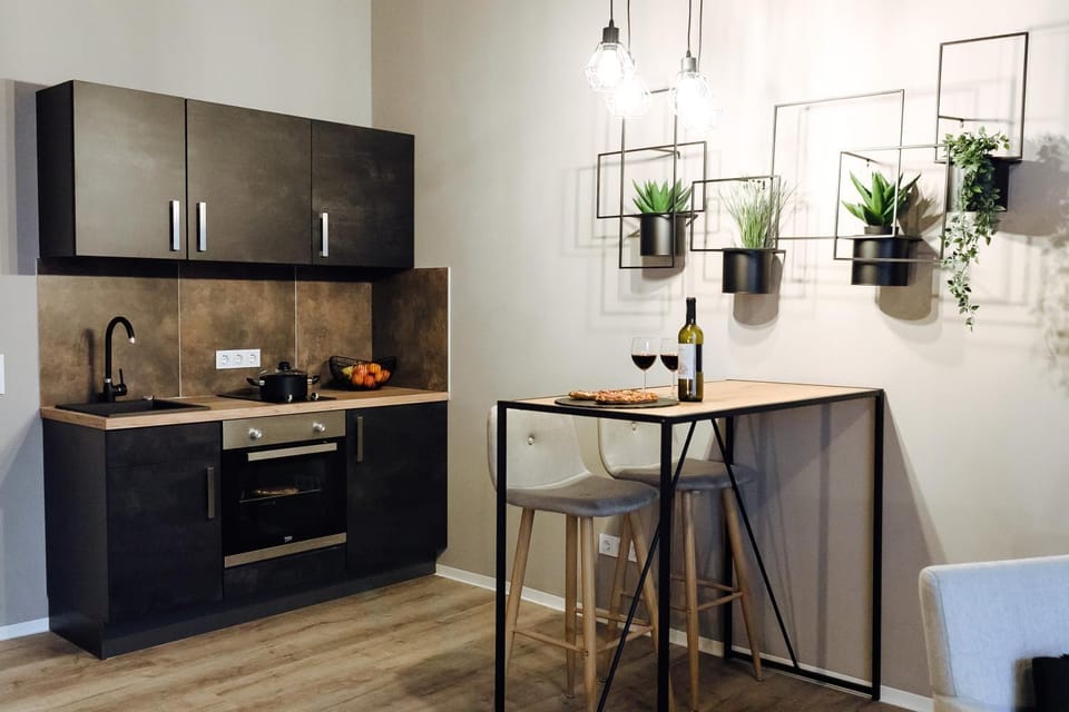 Kitchen or kitchenette, Dining area