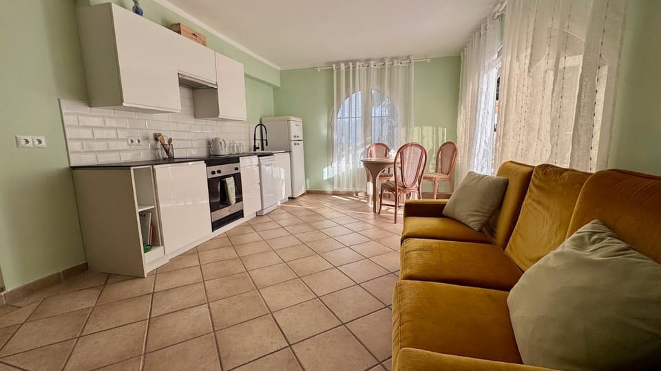 Kitchen or kitchenette, Living room, oven