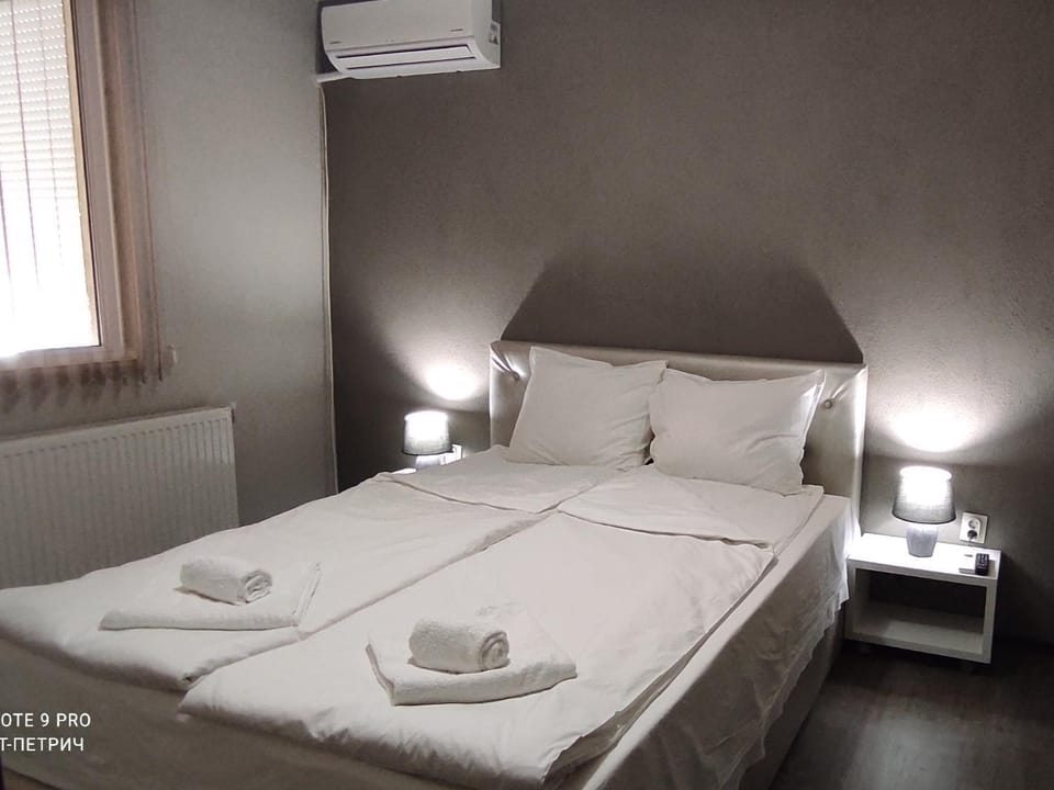 Bed, Bedroom, towels, air conditioner