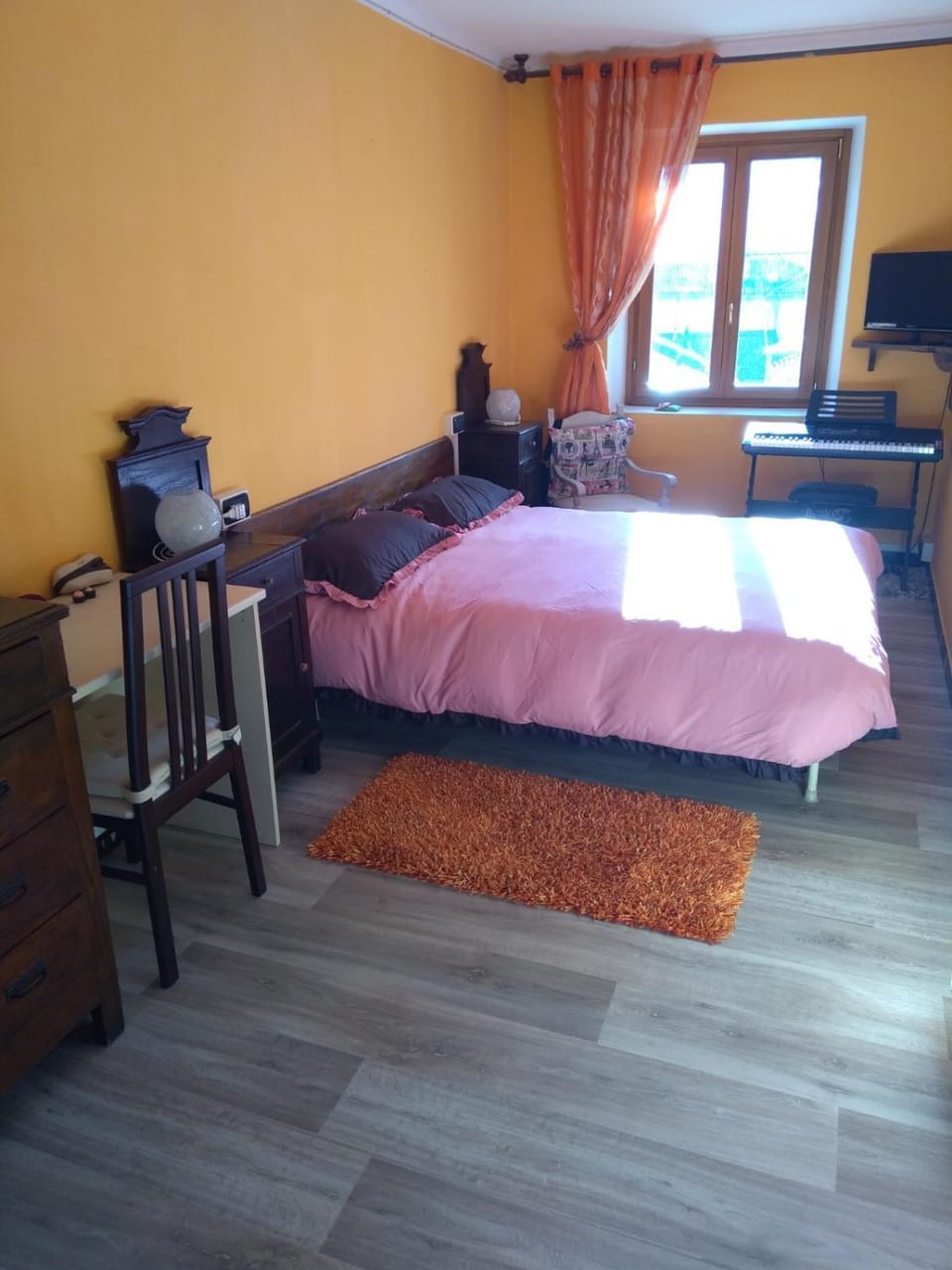 Bed, TV and multimedia, Bedroom