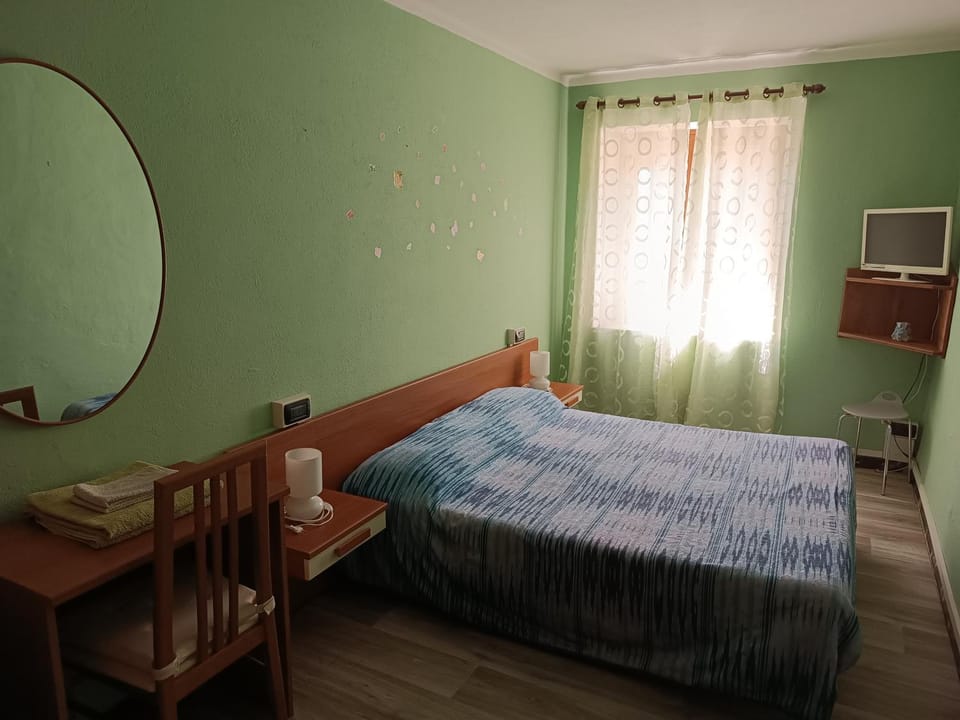 Bed, TV and multimedia, Bedroom