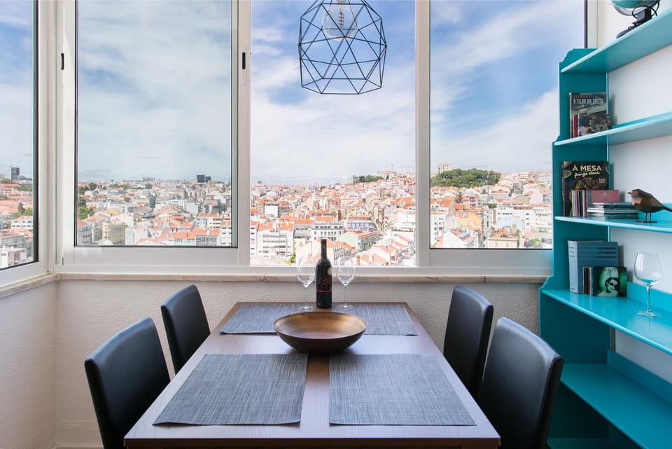 Communal lounge/ TV room, View (from property/room), Food and drinks, City view, Landmark view, Street view, Meals, Dinner, Drinks, Alcoholic drinks