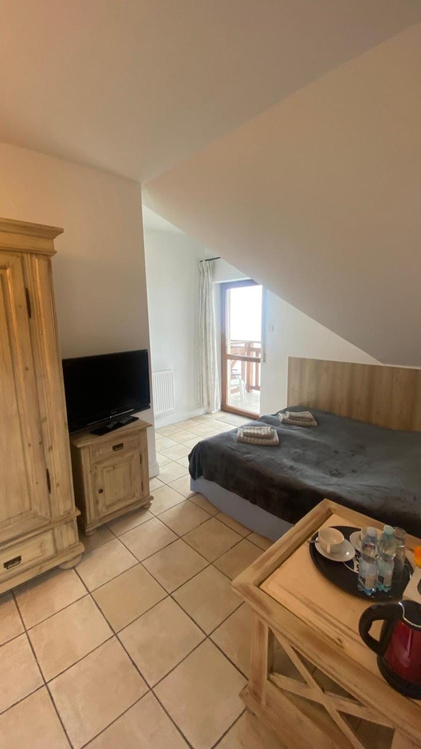 TV and multimedia, Photo of the whole room, Bedroom