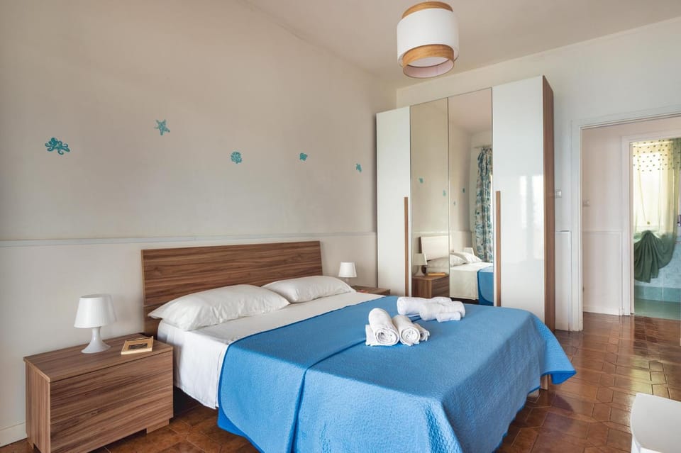 Bedroom, towels, wardrobe