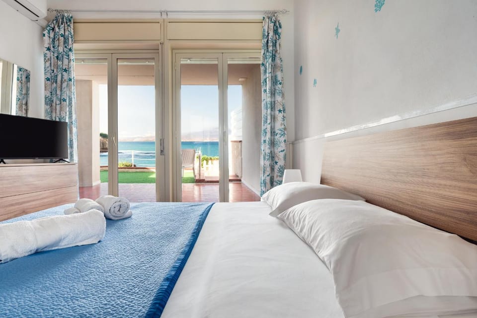 Bed, TV and multimedia, View (from property/room), Bedroom, City view, Garden view, Mountain view, Sea view, heating, heating, towels