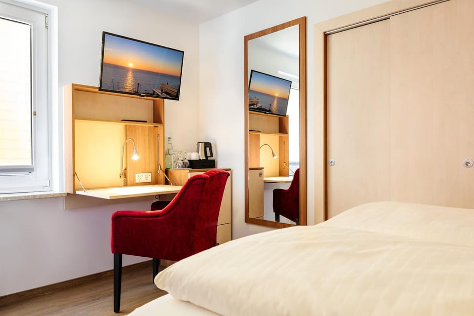 Bed, TV and multimedia, Coffee/tea facilities, Photo of the whole room, wardrobe