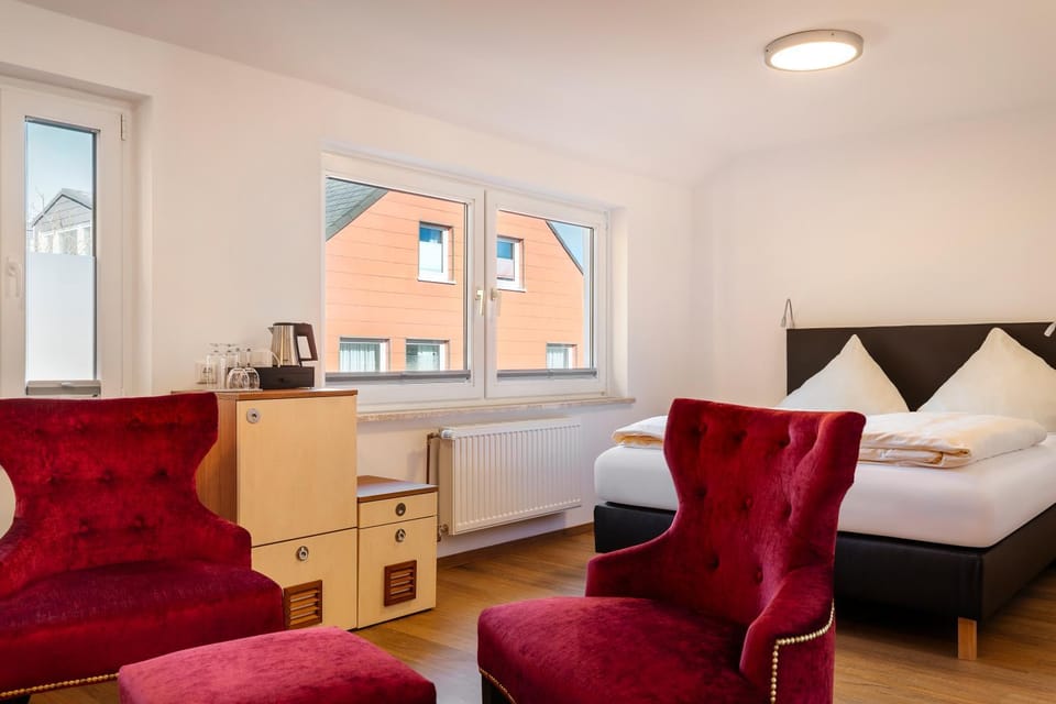 Bed, Coffee/tea facilities, Photo of the whole room, Seating area