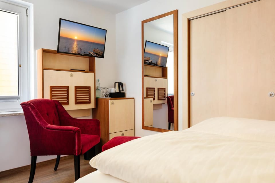 Bed, TV and multimedia, Coffee/tea facilities, Seating area, wardrobe
