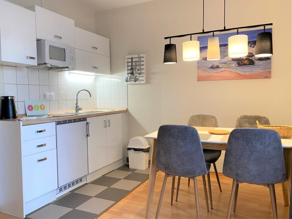 Kitchen or kitchenette, Dining area