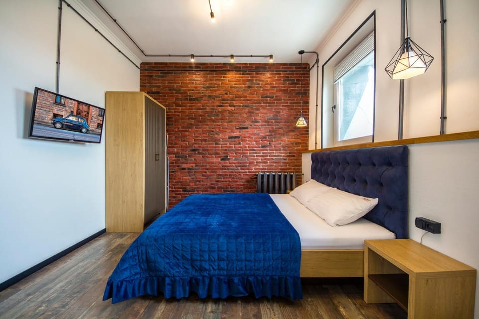 Bed, TV and multimedia, Bedroom